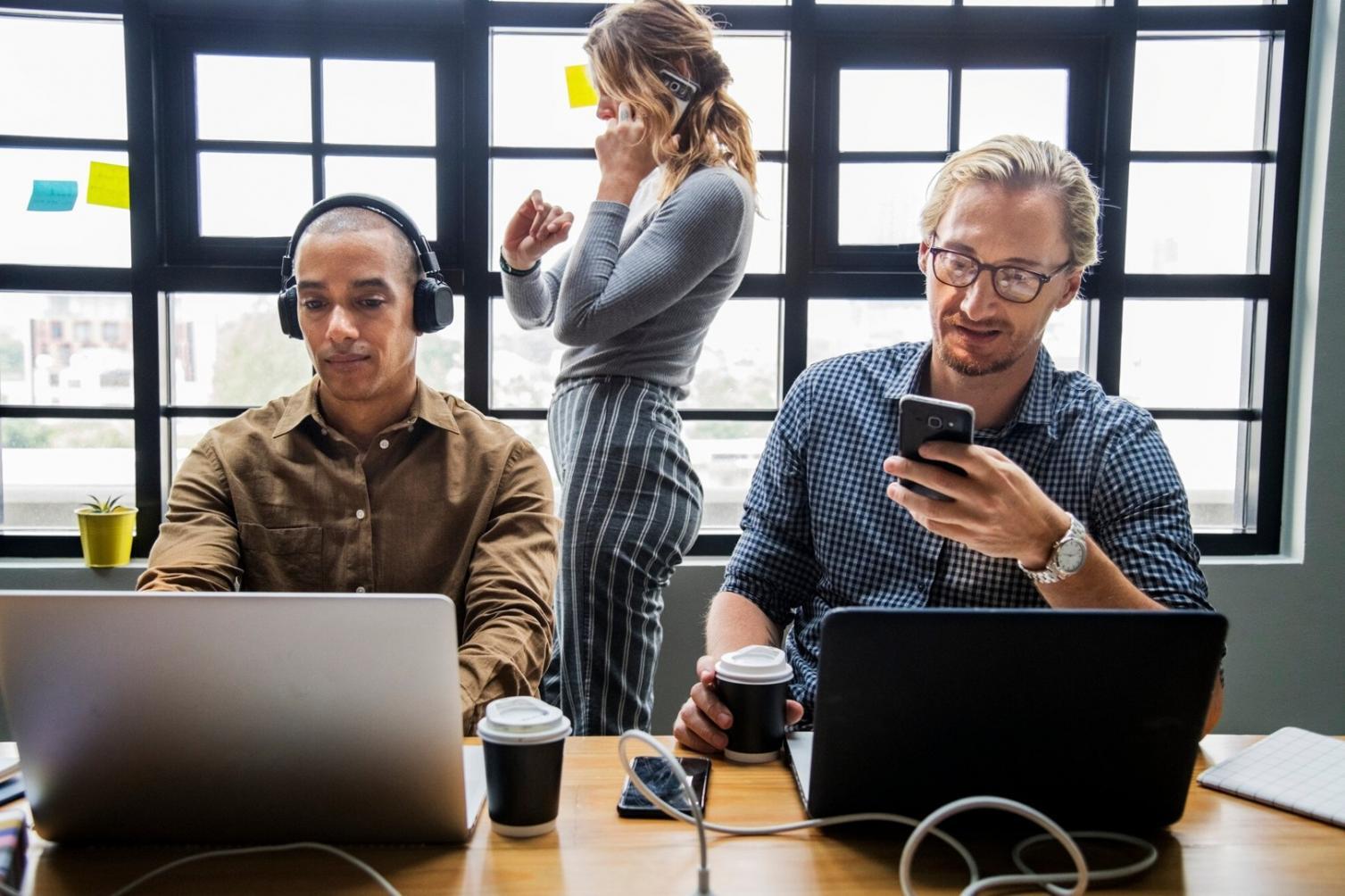 Equipo trabajando en análisis financiero colaborativo