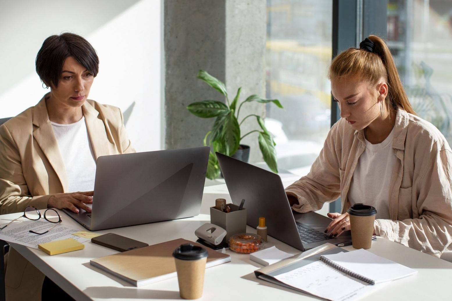 Oficina moderna con ambiente profesional para análisis financiero