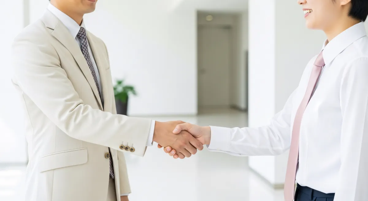 Profissionais firmando parceria de análise